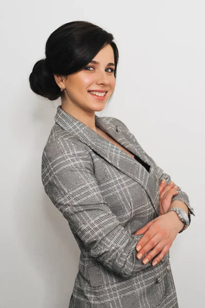 Επιχειρηματίας στην επιχείρηση κοστούμι σε ανοιχτόχρωμο φόντο. Γραμματέας κορίτσι του Καυκάσου εμφάνιση με χαμόγελο — Φωτογραφία Αρχείου