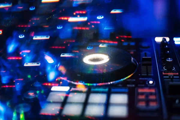 DJ mixer controller per mixare musica in un nightclub — Foto Stock