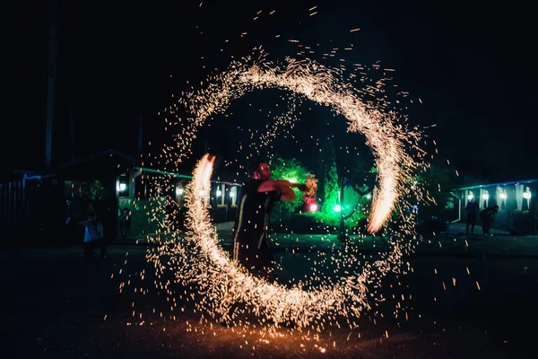 Ivanovo, Rusya - 23 Ağustos 2016: Ateşli köpüklü meşalelerle profesyonel sanatçılar dansçılar bir ateş gösterisi gerçekleştirdi — Stok fotoğraf
