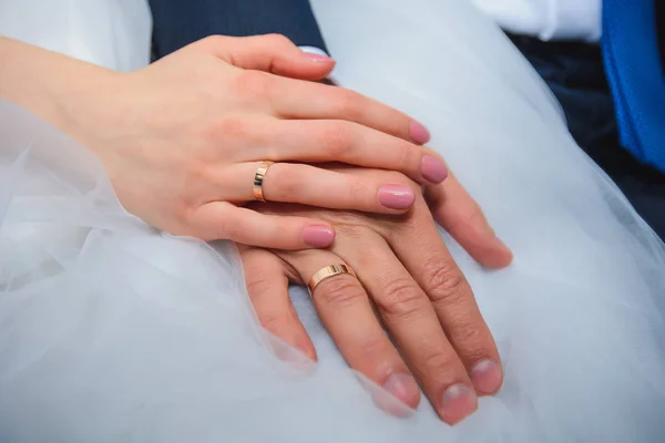 Händerna Bruden Och Brudgummen Med Guld Vigselringar — Stockfoto