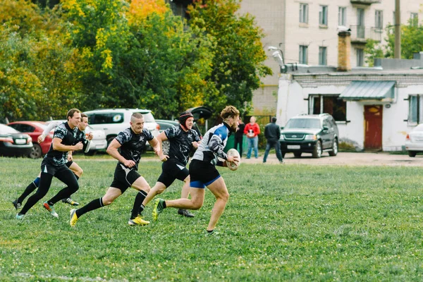 IVANOVO, RÚSSIA - 12 de setembro de 2015: Campeonato de Rugby Masculino entre as equipes White Shark e Flagship — Fotografia de Stock
