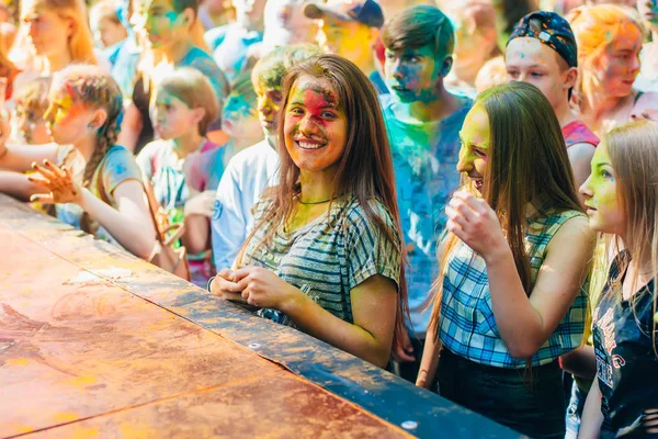 Vichuga, Rusya - 17 Haziran 2018: Mutlu yüzler boya renkleri Holi Festivali kızlarla