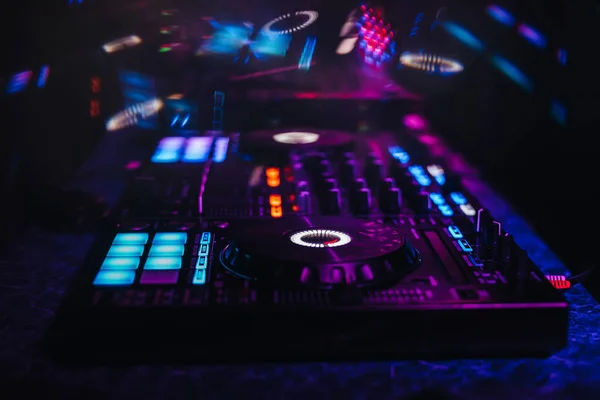 Painel de controlador DJ mixer para tocar música e festejar — Fotografia de Stock