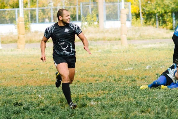 IVANOVO, RUSIA - 12 DE SEPTIEMBRE DE 2015: Campeonato Masculino de Rugby entre los equipos del Tiburón Blanco y el buque insignia —  Fotos de Stock