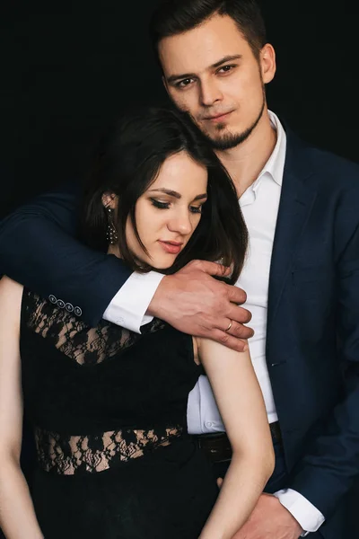 Μοντέρνο κομψό ζευγάρι αγκαλιές. Ένας άντρας σε ένα σακάκι και μια έγκυο κοπέλα — Φωτογραφία Αρχείου