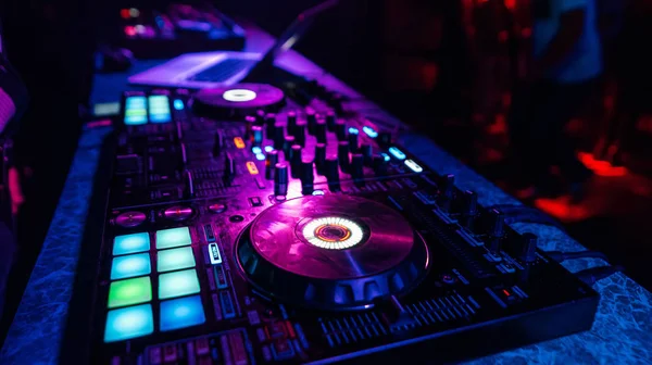 DJ mixer controller Scheda per mixare musica in un nightclub — Foto Stock