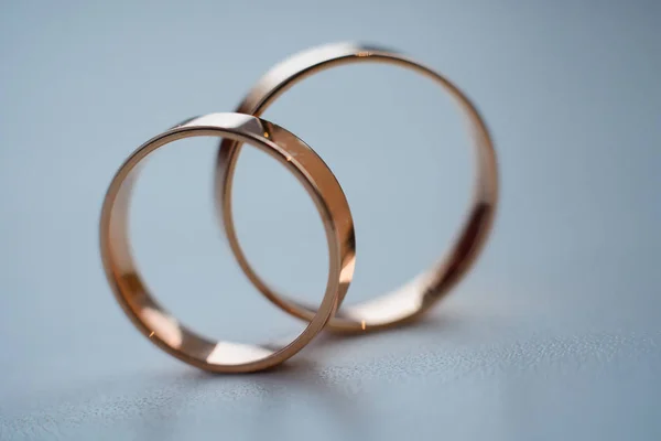 Due anelli di fidanzamento tradizionali in oro nuziale primo piano — Foto Stock