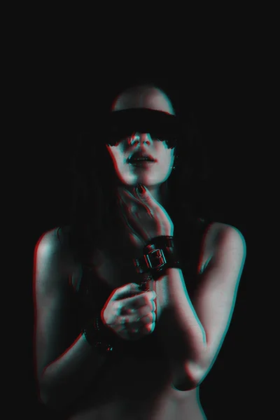 Μαύρο και άσπρο πορτρέτο μιας γυναίκας με δεμένα τα μάτια και τα χέρια σε δερμάτινες χειροπέδες για το παιχνίδι ρόλων και την υποβολή σε BDSM σεξ — Φωτογραφία Αρχείου
