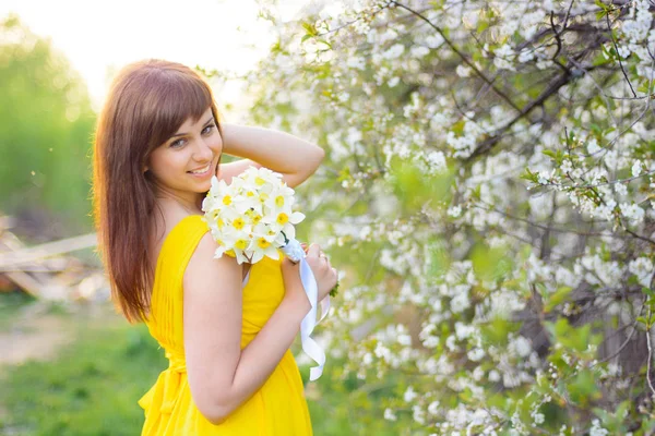 春天, 美丽的女孩微笑着鲜花花束在户外 — 图库照片