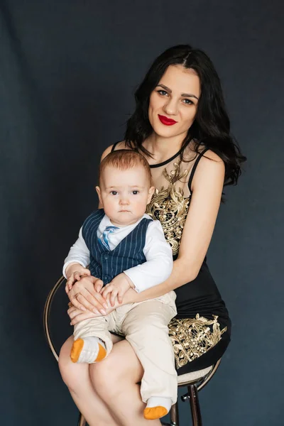 Giovane mamma attraente la ragazza e il figlio bambino ragazzo in Studio — Foto Stock