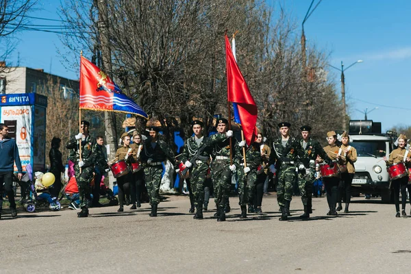 VICHUGA, RUSSIE - 9 MAI 2018 : De jeunes hommes en uniforme au défilé de la victoire de la Seconde Guerre mondiale avec drapeaux — Photo