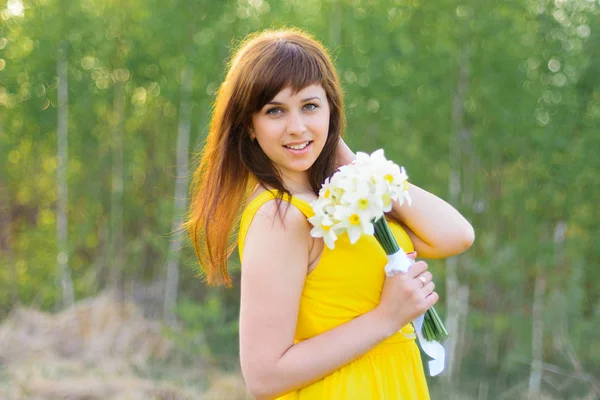 Felice ragazza sorridente con un mazzo di fiori all'aperto — Foto Stock