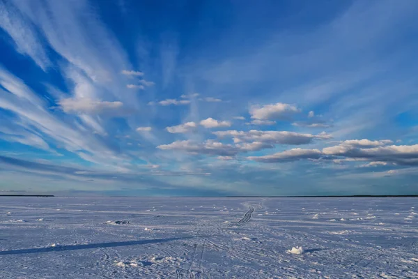 Blue sky with clouds on a winter day over the ice of the river — Stock Photo, Image