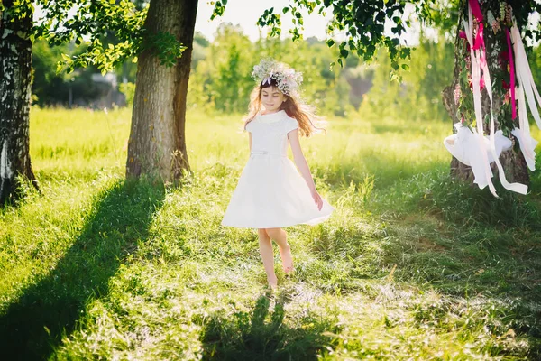 Jovencita feliz girando en el prado en la naturaleza en un día de verano — Foto de Stock