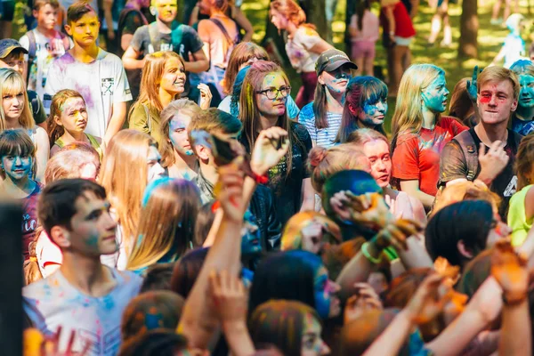 Vichuga, Rusya - 17 Haziran 2018: Mutlu insanlar renkleri Holi Festivali — Stok fotoğraf