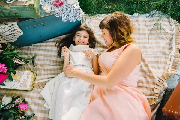 mutlu anne ve oynama ve yazları battaniye var yalan sırasında gülümseyen kız
