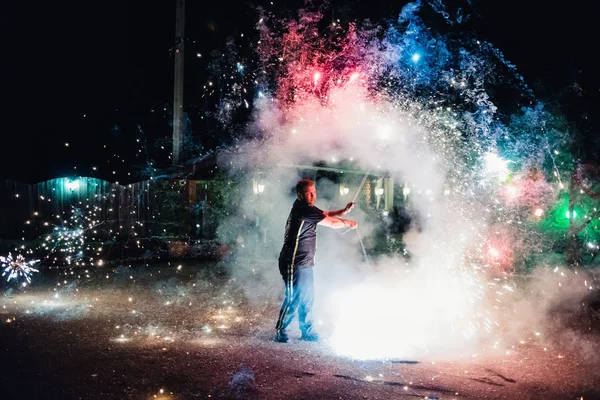 Ivanovo, Rosja-23 sierpnia 2016: profesjonalni artyści tancerze z ognistym palącym pochodnią wykonał pokaz ognia — Zdjęcie stockowe