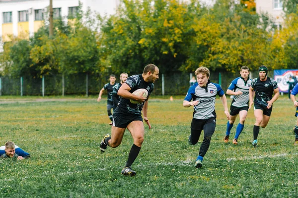 IVANOVO, RUSSIA - SEPTEMBER 12, 2015: Kejuaraan Rugbi Pria antara tim Hiu Putih dan Bendera — Stok Foto