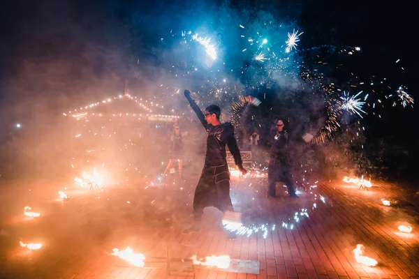 СЕМИГОРИЯ, ИВАНОВО ОБЛАСТ, РОССИЯ - 16 июля 2016 года: Опасное огненное шоу от команды профессиональных исполнителей с горящими факелами — стоковое фото