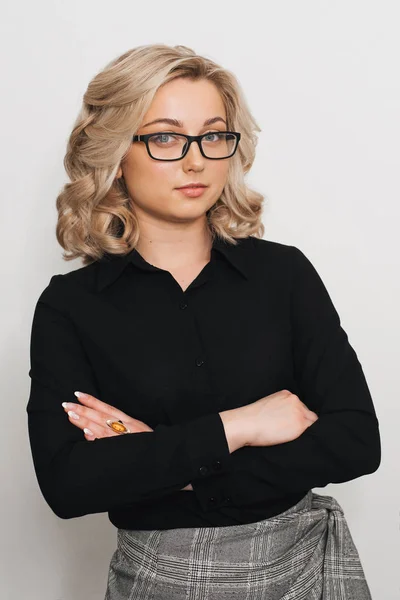 白人の外観のメガネの若いビジネス女の子 — ストック写真