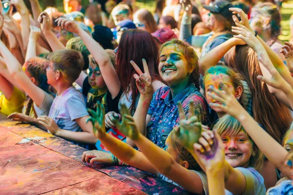 VICHUGA, RUSSIE - 17 JUIN 2018 : Une foule de gens heureux à la célébration du festival des couleurs Holi — Photo