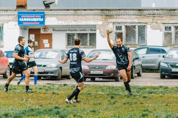 Ivanovo, Rosja-12 września 2015: Mistrzostwa mężczyzn w rugby między drużynami białego rekina a flagowym — Zdjęcie stockowe