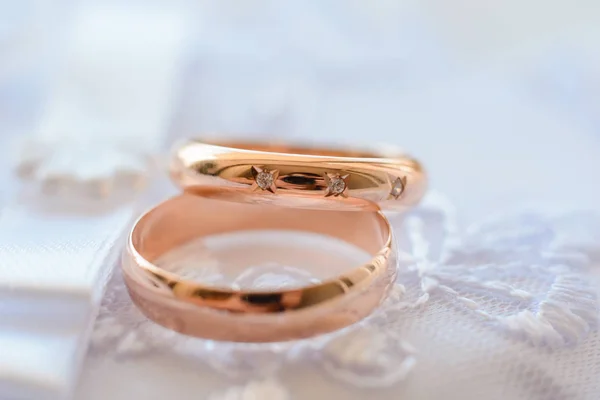 Két arany jegygyűrű gyémántokkal való elkötelezettség — Stock Fotó