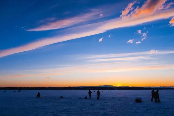 Silhouettes de pêcheurs mâles sur la pêche d'hiver sur la glace de th — Photo