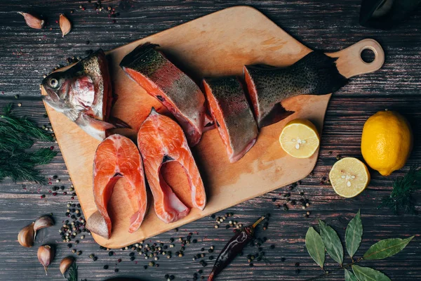 Taze alabalık ahşap bir gemide parçalar halinde kesin. Çiğ kırmızı balık