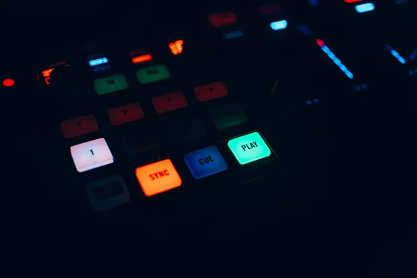 Panneau contrôleur DJ mixer pour jouer de la musique et faire la fête — Photo
