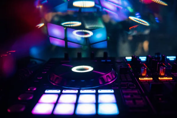 DJ mixer controller per mixare musica in un nightclub — Foto Stock