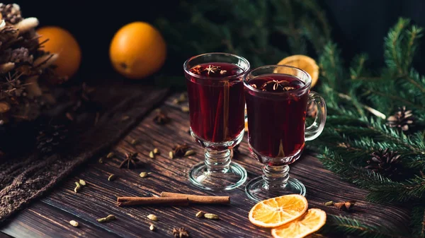 Bicchieri Vin Brulè Con Fette Arancia Bastoncini Cannella Spezie Con — Foto Stock