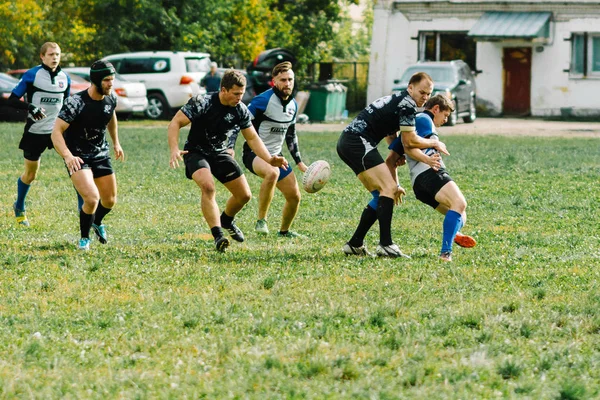 IVANOVO, RUSSIA - SEPTEMBER 12, 2015: Men's Rugby championship between White Shark teams and the Flagship — Stock Photo, Image