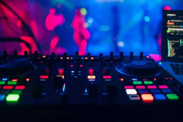 Painel do controlador do misturador do DJ para a música eletrônica — Fotografia de Stock