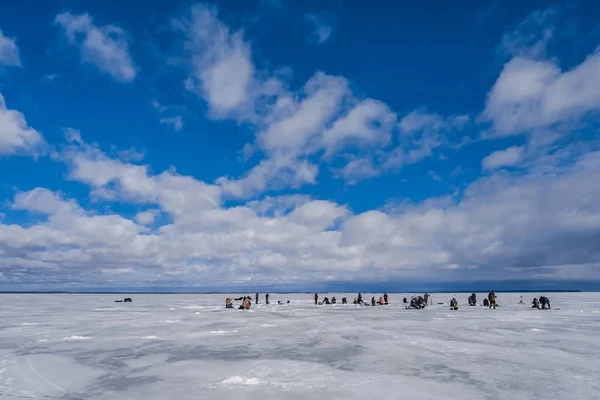 강의 얼음에 겨울에 낚시 하는 남자 어부의 그룹 — 스톡 사진