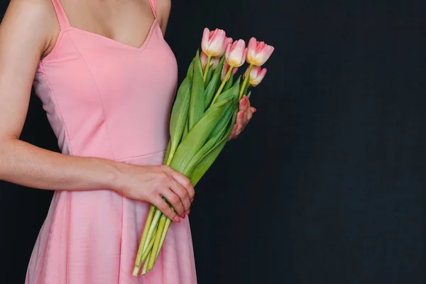 Ramo de tulipanes rosados en las manos de las mujeres — Foto de Stock