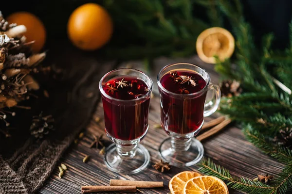 Δύο ποτήρια με ζεστό κρασί σε ξύλινο τραπέζι με έλατα κλαδιά το νέο έτος — Φωτογραφία Αρχείου