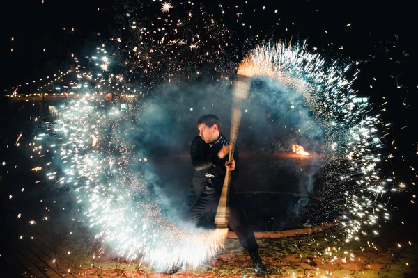 SEMIGORYE, IVANOVO OBLAST, RUSIA - 28 DE ABRIL DE 2017: Espectáculo de fuego con antorchas centelleantes de artistas profesionales — Foto de Stock