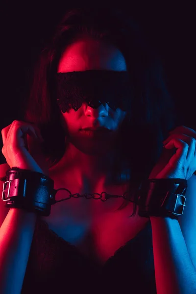 Лицо девушки с повязкой на глазах в наручниках. Концепция жесткого БДСМ-секса и насилия — стоковое фото