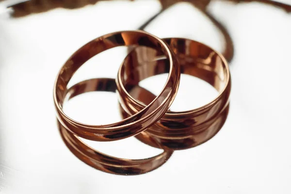 Два традиционных свадебных обручальных кольца крупным планом — стоковое фото