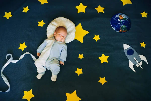 Bébé garçon endormi dans la combinaison d'un astronaute — Photo