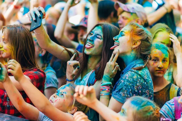 Vichuga, Rusya - 17 Haziran 2018: Mutlu yüzler boya renkleri Holi Festivali kızlarla — Stok fotoğraf