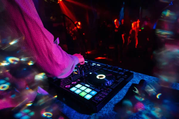 DJ toca música eletrônica em uma boate em uma festa — Fotografia de Stock