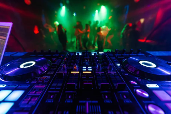 Professionell DJ mixer Controller för att blanda musik i en natt klubb — Stockfoto
