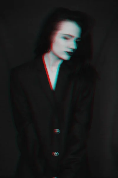 Portrait noir et blanc de fille avec effet glitch et flou — Photo