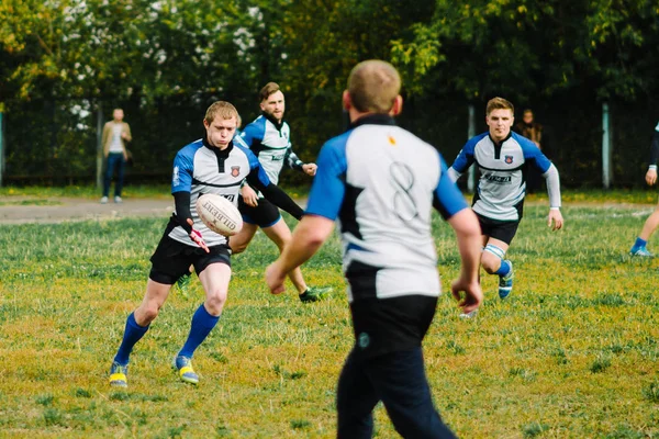 IVANOVO, RUSIA - 12 DE SEPTIEMBRE DE 2015: Campeonato Masculino de Rugby entre los equipos del Tiburón Blanco y el buque insignia —  Fotos de Stock