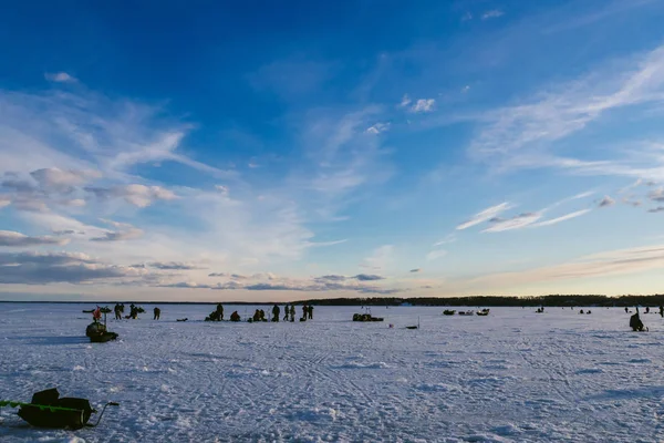 Group of fishermen fishing in winter on the ice of the river — Stock Photo, Image