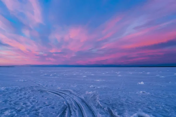 Landscape with purple blue sunset on a winter evening over the river — Stock Photo, Image