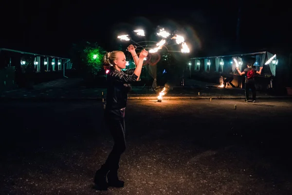 ИВАНОВО, РОССИЯ - 23 августа 2016 года: Профессиональные исполнители-танцоры с огненными факелами выступили с огненным шоу — стоковое фото