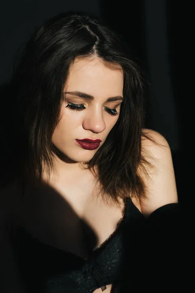 Retrato sensual de joven sexy chica triste con lápiz labial rojo —  Fotos de Stock